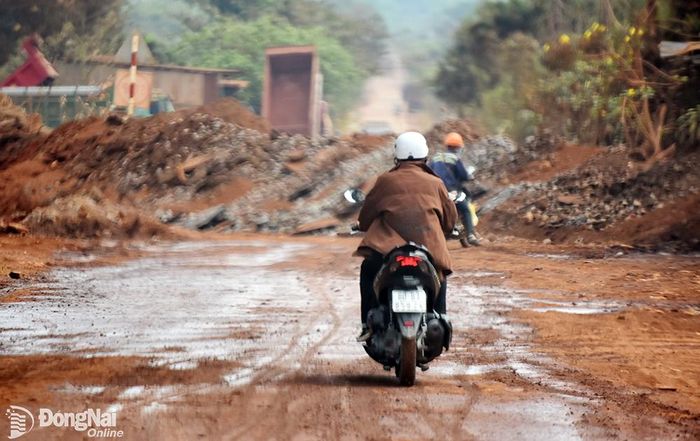 Trên tuyến hương lộ 10 đoạn tiếp giáp giữa H.Long Thành và H.Cẩm Mỹ, các đơn vị thi công đã đổ đất đá chắn ngang đường trong quá trình thi công