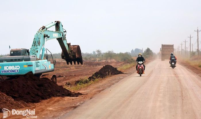 Việc người dân vẫn lưu thông trên tuyến hương lộ 10 đoạn qua khu vực dự án khiến nguy cơ mất an toàn giao thông rất lớn