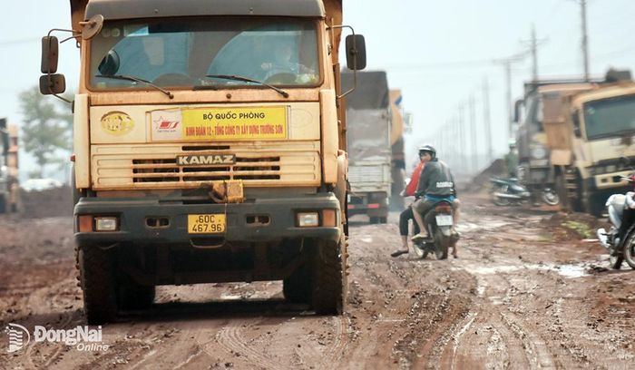Sáng 18-2, trời có mưa khiến mặt đường hương lộ 10 lầy lội, trơn trượt gây nguy hiểm cho người dân