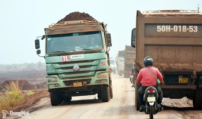 Do tuyến đường hẹp, các phương tiện giao thông, nhất là xe gắn máy của người dân phải di chuyển len lỏi giữa các xe tải chở đất thi công dự án tiềm ẩn rất nhiều nguy cơ tai nạn giao thông