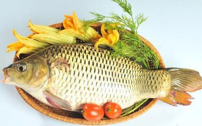 Nấm mỡ xào thịt cá chép giòn tiêu thực, trừ thấp.
