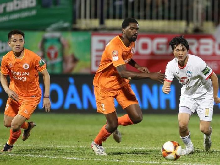 Trung vệ Elton mắc sai lầm giúp HAGL có bàn mở tỷ số chiều 19-2. Ảnh: HAGL FC