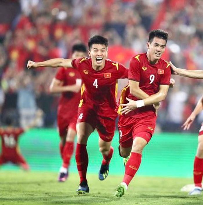Tiến Linh (số 9) lọt vào tốp 5 Quả bóng vàng ở tuổi 26. Ảnh: DŨNG PHƯƠNG