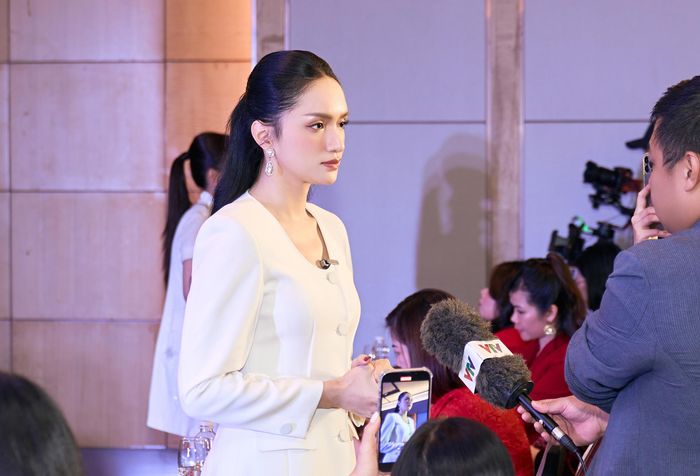 Ở mỗi vai trò, người đẹp luôn biết rõ mình cần gì. Nếu âm nhạc và phim ảnh cần sự bay bổng, biến hóa thì Hương Giang trong sản xuất và kinh doanh luôn khắt khe, kỹ tính. Cô kể, trong giới kinh doanh, mọi người thường trêu: "Lấy được tiền của Hương Giang còn khó hơn lên trời".