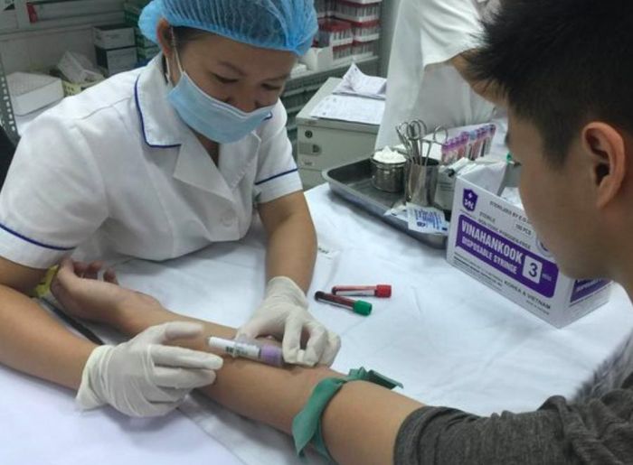 Nhiều người biết cơ thể bị hạ kali máu thông qua xét nghiệm máu tình cờ. Ảnh: Võ Thu