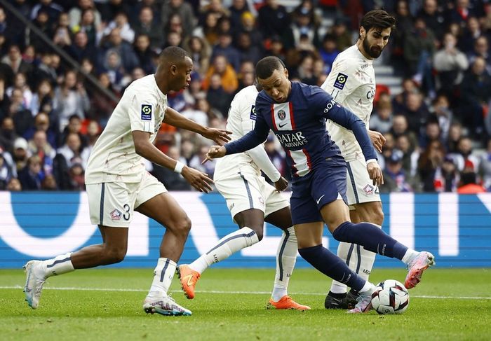 Mbappe gây ra nhiều khó khăn cho Lille