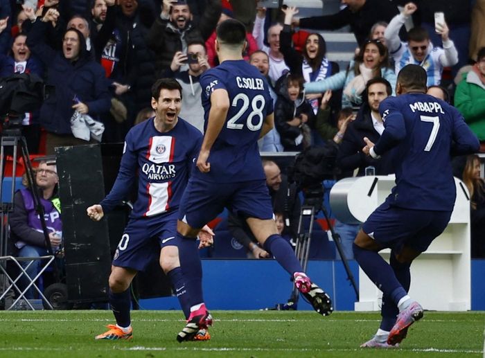PSG vượt qua Lille với tỷ số 4-3 nghẹt thở tại vòng 24 Ligue 1, qua đó tiếp tục dẫn đầu bảng xếp hạng với 57 điểm, hơn đội nhì bảng Marseille 8 điểm.