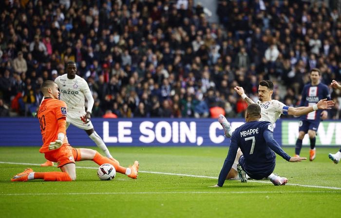 Phút 11, Neymar kiến tạo cho Mbappe thoát xuống xâu kim Djalo rồi dứt điểm quyết đoán mở tỷ số cho PSG.