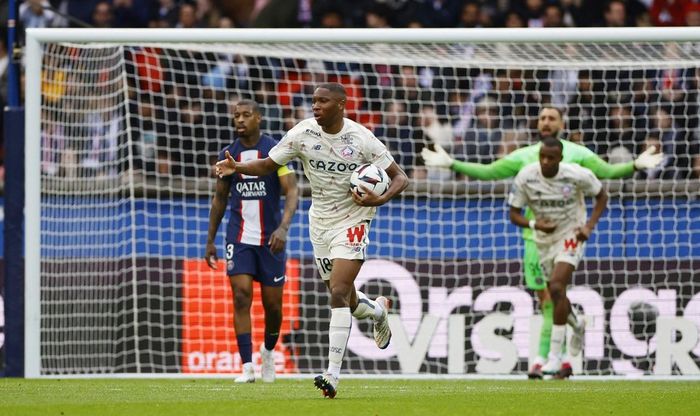 Phút 24, Diakite ghi bàn rút ngắn cách biệt cho Lille