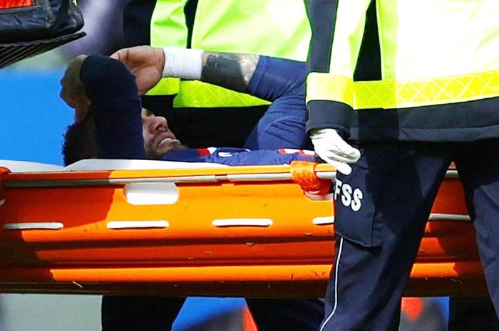 Không lâu sau khi hiệp hai trở lại, Neymar dính chấn thương và không thể tiếp tục thi đấu. Ngôi sao người Brazil rời sân bằng cáng để nhường chỗ cho Hugo Ekitike