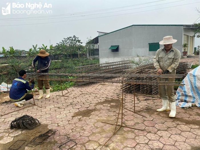 Thợ làm sắt ở huyện Diễn Châu. Ảnh: Văn Trường