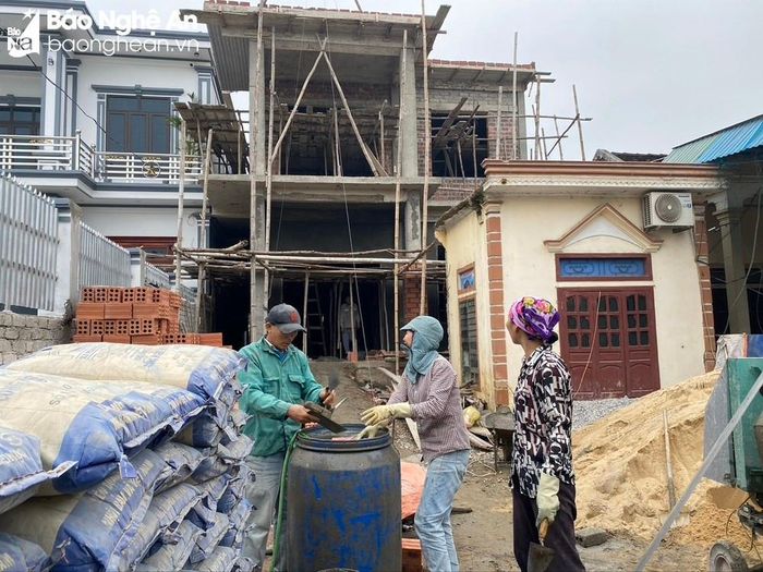 Một công trình nhà 2 tầng ở huyện Diễn Châu bình thường có 7-9 thợ xây, thợ phụ hồ, nhưng nay chỉ có 3-4 thợ xây dựng. Ảnh: Văn Trường