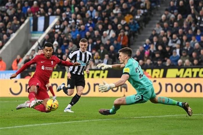 Liverpool (áo đỏ) dễ dàng hạ Newcastle