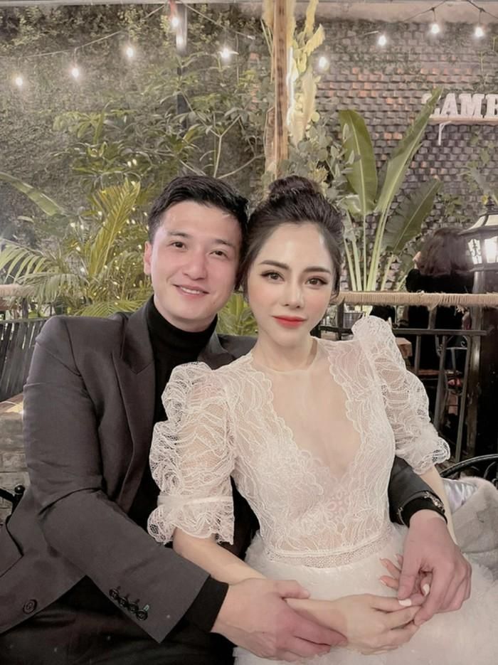 Hiện tại, cô đang hẹn hò với nam diễn viên Huỳnh Anh