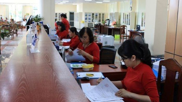 Công chức KBNN Đà Nẵng đang thực hiện kiểm soát hồ sơ thanh toán vốn đầu tư công trên dịch vụ công trực tuyến của kho bạc. Ảnh: H.T