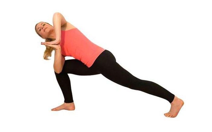 Tư thế Lunge xoắn.