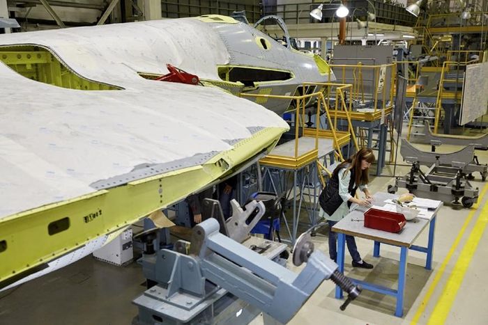 Khả năng sản xuất Su-57 ở Ấn Độ cũng rất cao nhằm "giảm tải" cho Nga, bởi Algeria đã đặt hàng các máy bay chiến đấu thế hệ năm nói trên, trong khi năng lực sản xuất của nhà máy KnAAZ ở Komsomolsk-on-Amur đã được đẩy lên hết công suất.