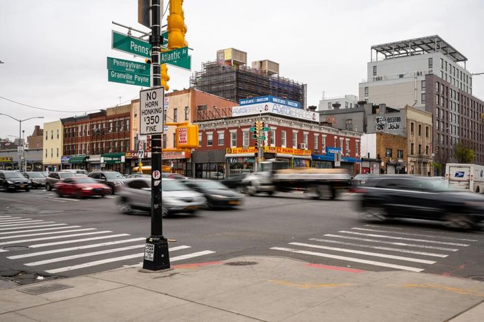  Chính quyền thành phố New York bố trí rải rác các camera giám sát có khả năng đo tiếng ồn tại nhiều nơi khác nhau. Ảnh minh họa: The New York Times. 