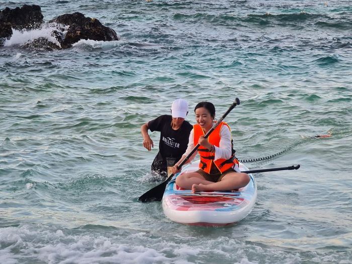 Du khách chèo Sup ở Đảo Bé (Lý Sơn)