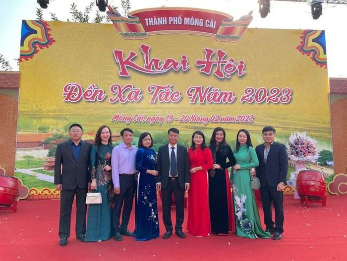 Chủ tịch UBND TP Móng Cái Hồ Quang Huy (giữa) cùng các đại biểu dự Lễ hội