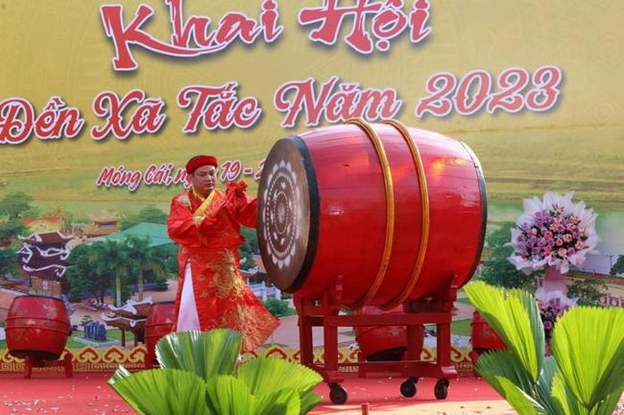 Ông Đỗ Văn Tuấn đánh trống khai hội đền Xã Tắc