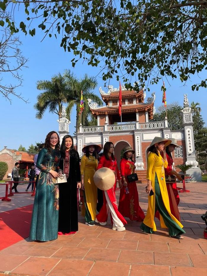 NTK Anh Thư (Áo dài Ngân An) và bà Phạm Thị Oanh, Trưởng phòng Văn hóa-Thông tin TP. Móng Cái, tại sự kiện