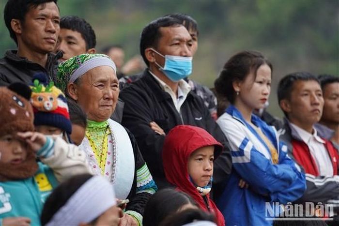 Khán giả thuộc nhiều lứa tuổi chăm chú theo dõi các trận chọi bò.