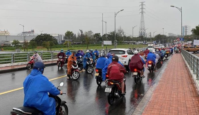 Người điều khiển xe mô-tô quay đầu xe giữa cầu Hòa Xuân gây nên cảnh ùn tắc.