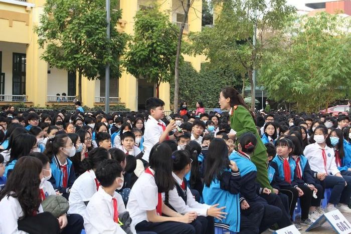 Học sinh trường THCS Nguyễn Công Trứ giao lưu, trả lời câu hỏi của Thiếu tá Nguyễn Thu Hà.
