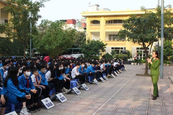 Thiếu tá Nguyễn Thu Hà - Trinh sát viên Phòng Cảnh sát điều tra tội phạm về ma túy (Công an TP Hà Nội) phổ biến giáo dục pháp luật cho gần 1300 học sinh trường THCS Nguyễn Công Trứ.