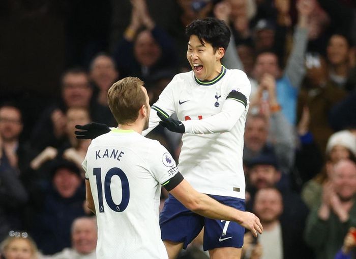 Son ăn mừng cùng Harry Kane