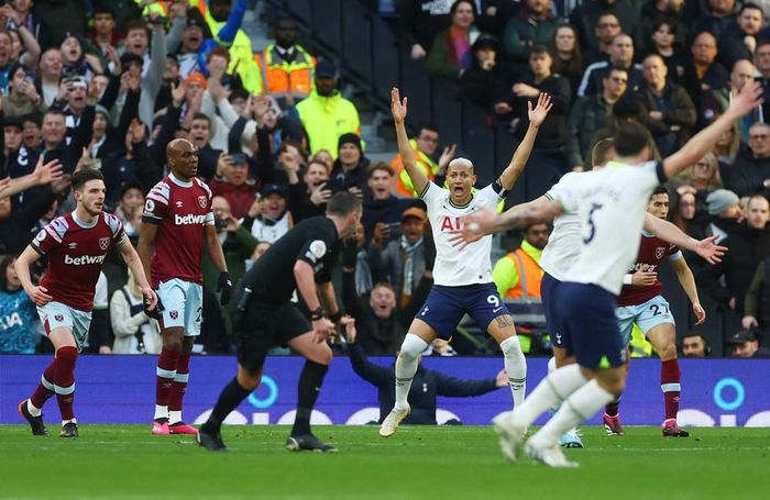 Cầu thủ Tottenham đòi quả 11m sau tình huống Kehrer để bóng chạm tay trong vòng cấm
