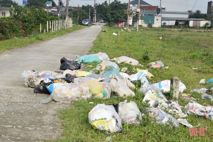 Một điểm vứt rác gần khu dân cư thôn Đông Xuân.