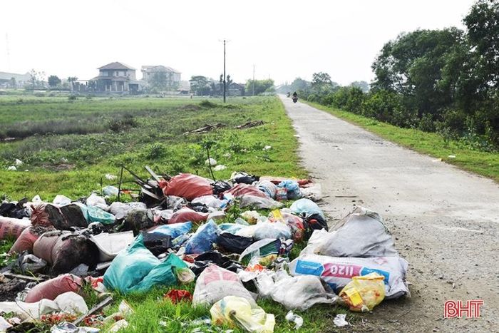 Các đống rác ven đường như thế này đang có dấu hiệu ngày một lớn.