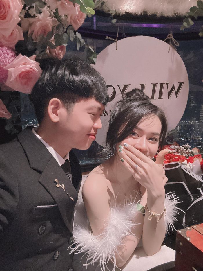 Thủy Tiên hạnh phúc vỡ òa vì quá bất ngờ.
