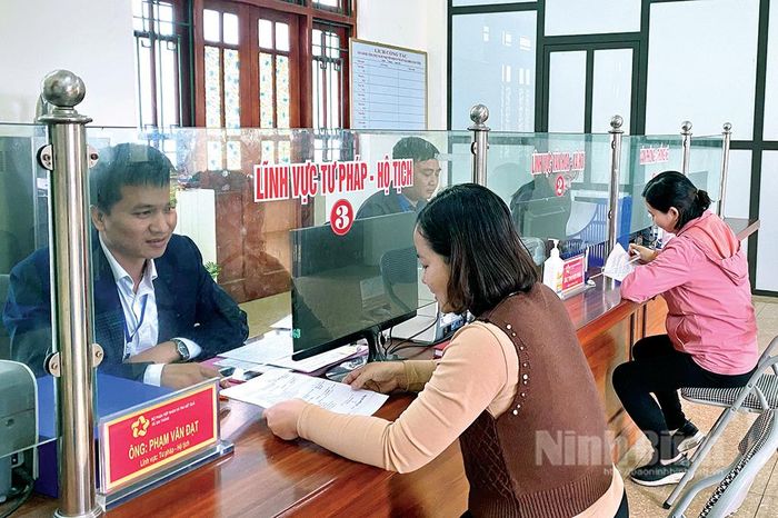 Công chức bộ phận một cửa xã Gia Thắng (Gia Viễn) luôn nêu cao tinh thần trách nhiệm trong việc hướng dẫn, tiếp nhận giải quyết thủ tục hành chính cho nhân dân.