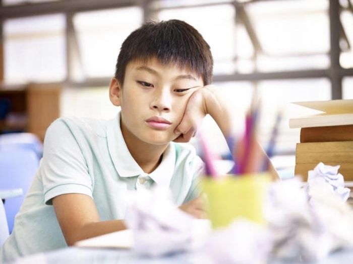 Áp lực điểm số từ cha mẹ khiến trẻ mệt mỏi, thậm chí gây ra những hậu quả khó lường. (Ảnh minh họa)