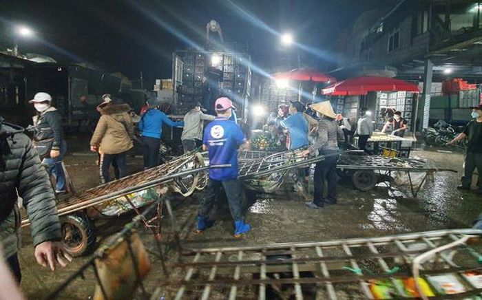 Giữa đêm giá lạnh vẫn tấp nập lao động.