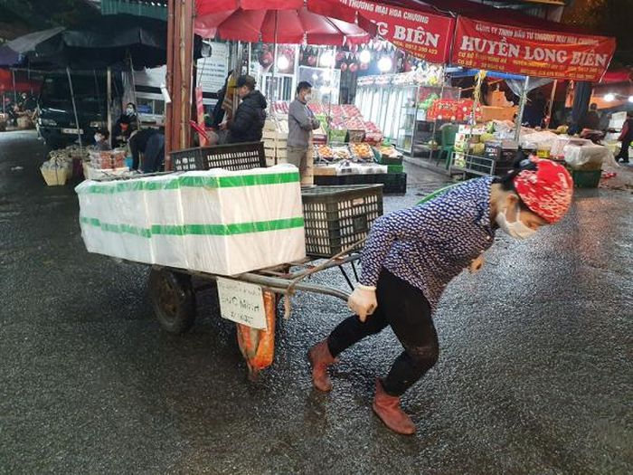 Khi Hà Nội chìm trong giấc ngủ thì ở khu chợ Long Biên bắt đầu cho một buổi làm việc mới.