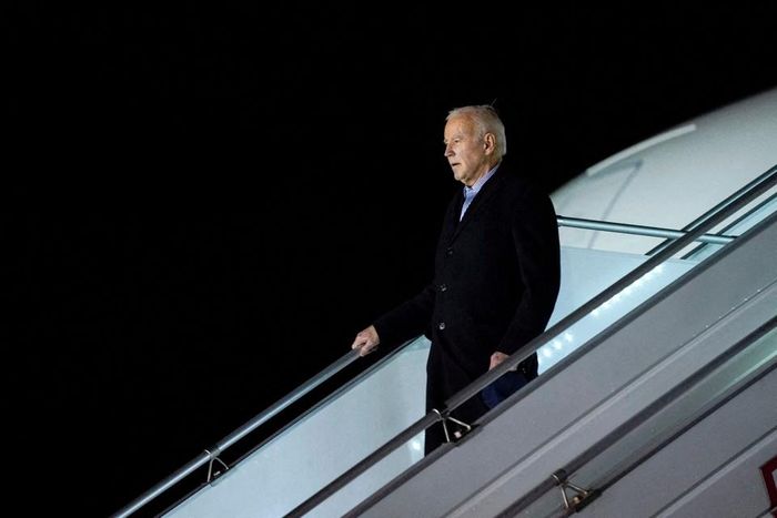 Ông Biden đến một sân bay quân sự ở Warsaw (Ba Lan) ngày 20/2. Ảnh: Reuters.