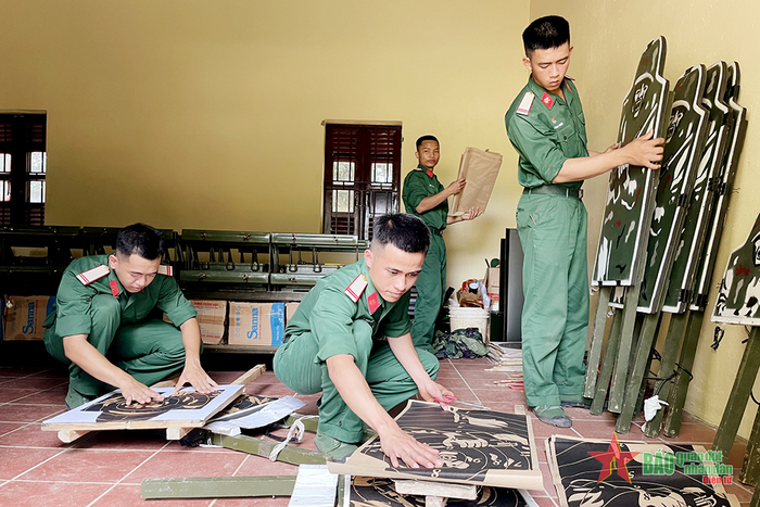 Sắp xếp vật chất, bia bảng học cụ. 