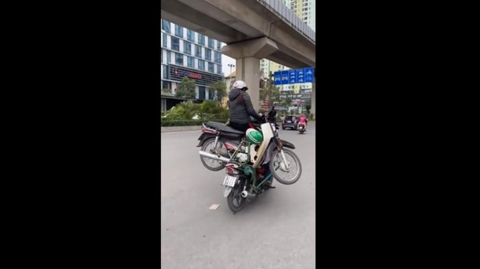 Trước đó MXH từng chia sẻ đoạn clip chở hàng người chồng người trên tuyến đường Trần Phú, quận Hà Đông, Hà Nội.