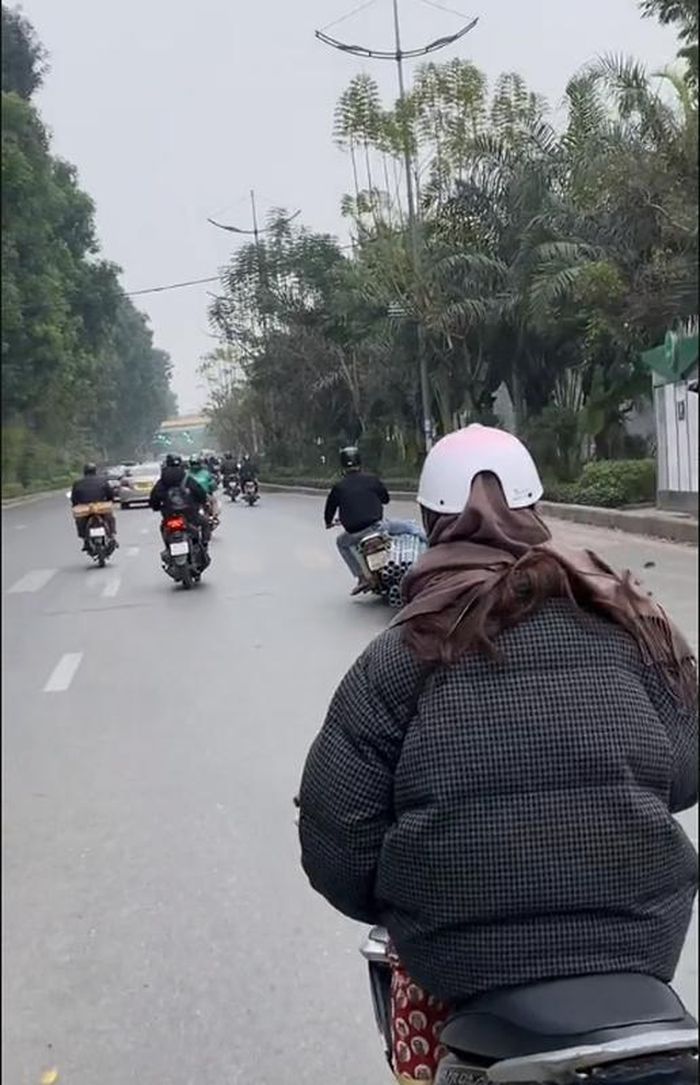 Theo clip ghi lại, nam thanh niên điều khiển xe máy chở hàng là 50 ống nhựa dài ngoằng và đi lạng lách trên đường Láng, Hà Nội.