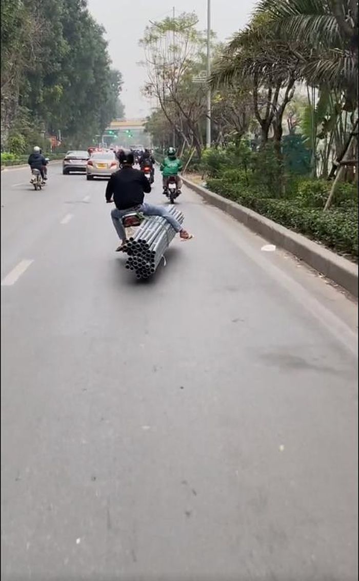 Đoạn clip lái xe nguy hiểm của nam thanh niên này nhanh chóng gây chú ý, hầu hết đều hãi hùng với cách chở hàng cồng kềnh này.