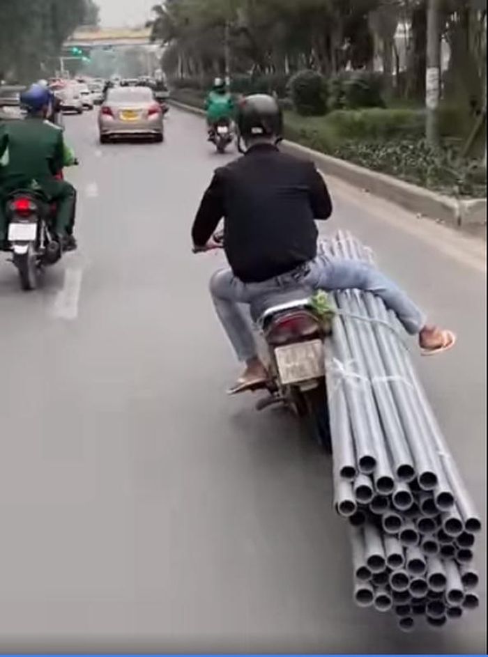 Dưới đoạn clip cư dân mạng tỏ ra sợ hãi, đồng thời phẫn nộ với kiểu chở hàng vô ý thức như vậy.