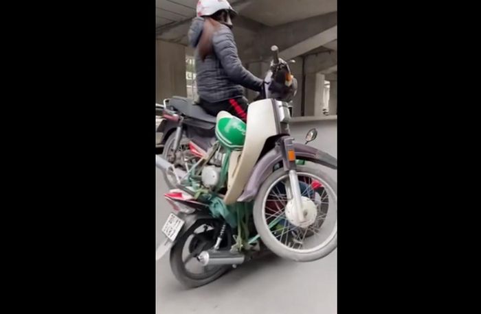 Nhiều người lên án hành động nguy hiểm, coi thường tính mạng bản thân cũng như những người cùng tham gia giao thông.
