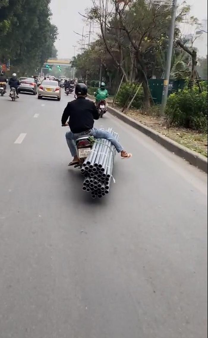 Việc điều khiển phương tiện không đúng, kèm theo là lượng hàng hóa đi kèm quá lớn như vậy sẽ tiềm ẩn nhiều nguy cơ gây mất an toàn giao thông.
