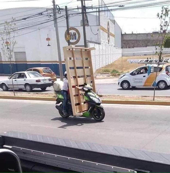Tại Việt Nam, phương tiện xe máy ngoài chức năng chính là đi lại thì nhiều người còn sử dụng nó để thồ hàng nhờ tính tiết kiệm và tiện lợi.