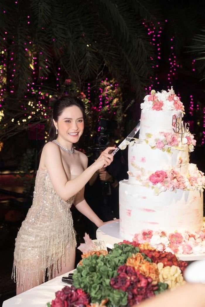 Tình yêu của ông xã đại gia cũng không ít lần khiến công chúng trầm trồ.