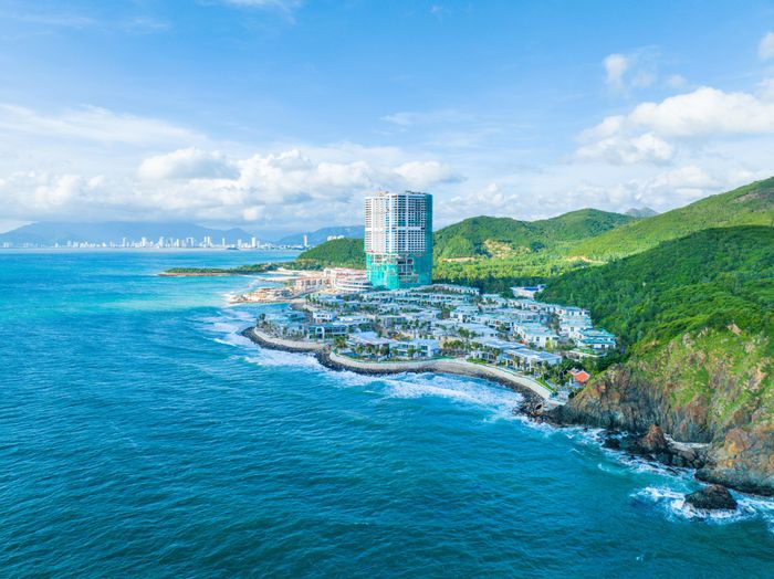 Bãi Tiên với địa thế “tọa sơn ngọa thủy”, khung cảnh thiên nhiên tựa chốn bồng lai tiên cảnh.